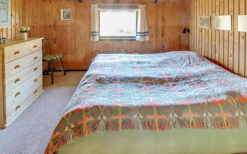 Srebrenka - 1.2Km from the Sea: Habitación, Cama, Diseño De Interiores, Madera, Mueble, Piso, Techo, Sábana, Suelo, Lecho