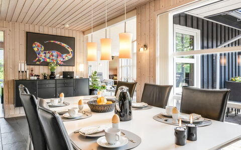 Fritzi - 1.7Km from the Sea: Diseño De Interiores, Mueble, Techo, Casa, Cocina Y Comedor Mesa, Lámpara, Silla, Comedor, Candelabro, Planta De Casa