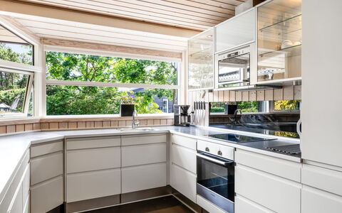 Fritzi - 1.7Km from the Sea: Diseño De Interiores, Cocina, Madera, Piso, Mostrador, Techo, Gabinetes, Aparato De Cocina, Casa, Suelo