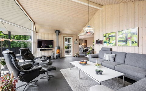 Fritzi - 1.7Km from the Sea: Sofá, Sala, Diseño De Interiores, Casa, Techo, Lámpara, Planta De Casa, Silla, Sofa Cama