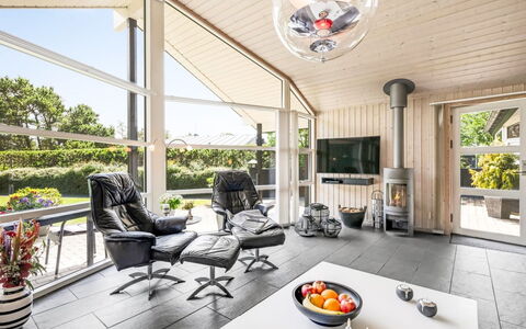Fritzi - 1.7Km from the Sea: Diseño De Interiores, Techo, Casa, Sala, Silla, Sofá, Planta De Casa, Vestíbulo, Maceta