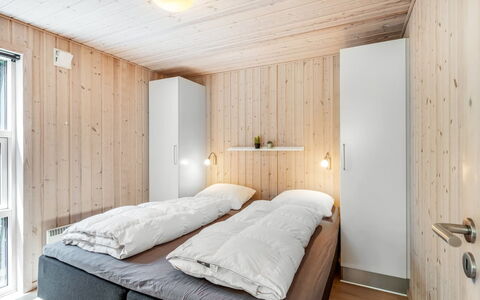Fritzi - 1.7Km from the Sea: Habitación, Madera, Cama, Techo, Diseño De Interiores, Sábana, Suelo, Lecho, Piso, Habitación