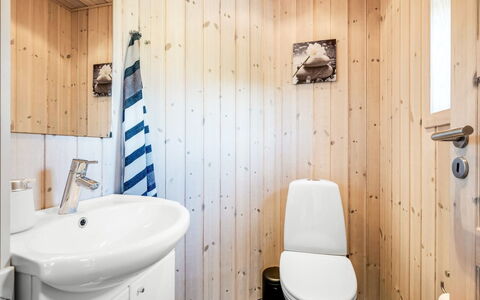 Fritzi - 1.7Km from the Sea: Madera, Asiento Del Baño, Arreglo De Tubería, Piso, Baño, Baño, Suelo, Diseño De Interiores, Lavabo, Lavabo Del Baño