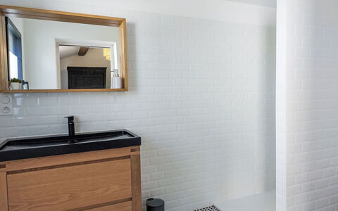 Er Blei Mor: Espejo, Gabinetes, Mueble De Baño, Grifo, Edificio, Baño, Lavabo, Madera, Diseño De Interiores