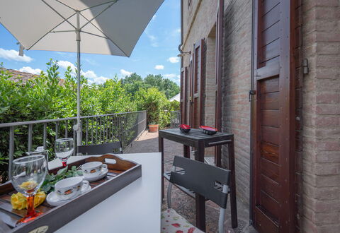 Torri 15 Holiday Home: Cielo, Edificio, Propiedad, Mesa, Mueble, Nube, Vajilla, Ventana, Arquitectura, Maceta