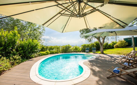 Villa Gelso: Agua, Planta, Naturaleza, Piscina, Sombra, Árbol, Cielo, Edificio, Ocio, Paraguas
