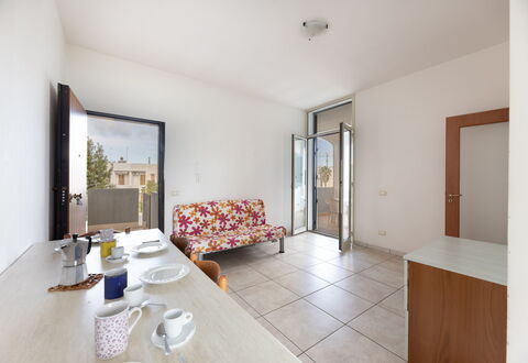 Andromeda Apartment In Gallipoli: Mueble, Mesa, Vajilla, Edificio, Madera, Comodidad, Diseño De Interiores, Piso, Suelo