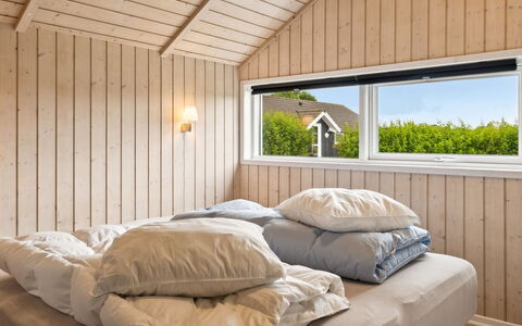 Siggi - 800M from the Sea: Habitación, Cama, Madera, Sábana, Lecho, Techo, Diseño De Interiores, Mueble, Suelo, Linos