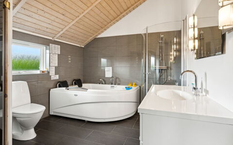 Siggi - 800M from the Sea: Piso, Arreglo De Tubería, Diseño De Interiores, Suelo, Techo, Baño, Bañera, Lavabo, Grifo, Plomería