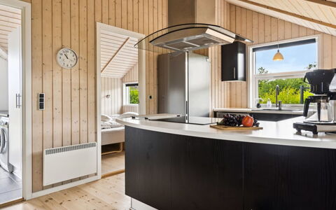 Siggi - 800M from the Sea: Diseño De Interiores, Madera, Cocina, Techo, Piso, Mostrador, Lámpara, Encendiendo, Mueble, Casa