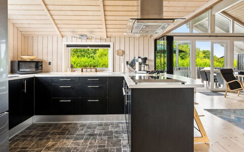 Siggi - 800M from the Sea: Cocina, Madera, Mostrador, Piso, Techo, Diseño De Interiores, Mueble, Aparato De Cocina, Suelo, Suelos De Madera