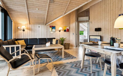 Siggi - 800M from the Sea: Madera, Diseño De Interiores, Techo, Piso, Casa, Mueble, Suelo, Lámpara, Suelos De Madera, Sala