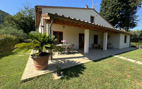 Casa Viviani: Planta, Cielo, Edificio, Propiedad, Ventana, Árbol, Casa, Sombra, El Terreno Del Lote, Puerta