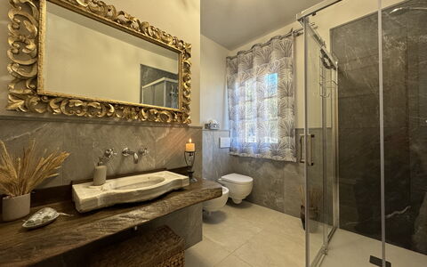 Casa Viviani: Espejo, Propiedad, Arreglo De Tubería, Lavabo, Grifo, Baño, Diseño De Interiores, Edificio, Mueble De Baño, Suelo
