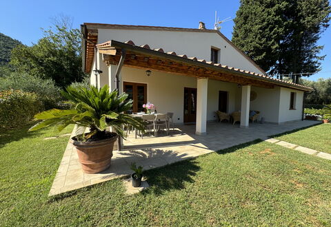 Casa Viviani: Planta, Cielo, Edificio, Propiedad, Ventana, Árbol, Casa, Sombra, El Terreno Del Lote, Puerta