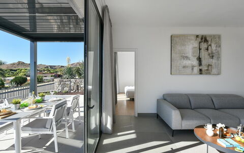 Yucas 1: Mesa, Mueble, Propiedad, Planta, Sofá, Edificio, Comodidad, Sombra, Diseño De Interiores, Puerta