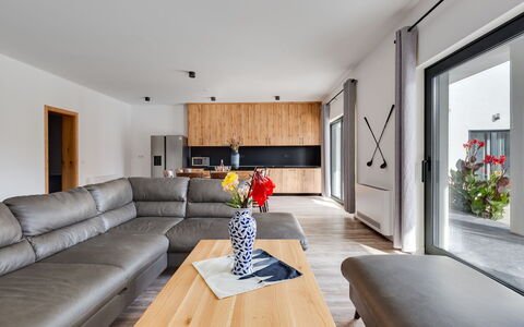 Villa Klaudio: Planta, Propiedad, Mueble, Flor, Sofá, Planta De Casa, Comodidad, Mesa, Madera, Diseño De Interiores