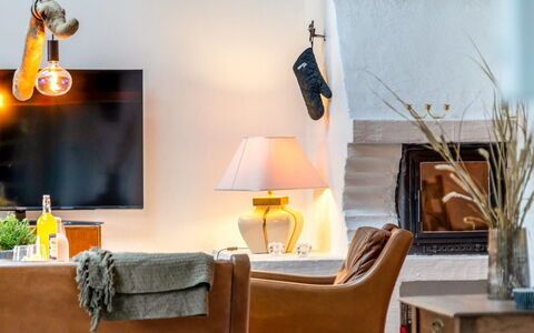 Thorgot - 3Km from the Sea: Mueble, Diseño De Interiores, Pared, Sala, Casa, Sofá, Encendiendo, Habitación, Lámpara, Marco