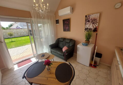 Buk City Apartments * * *: Mueble, Piso, Diseño De Interiores, Suelo, Encendiendo, Habitación, Sala, Casa, Silla, Techo