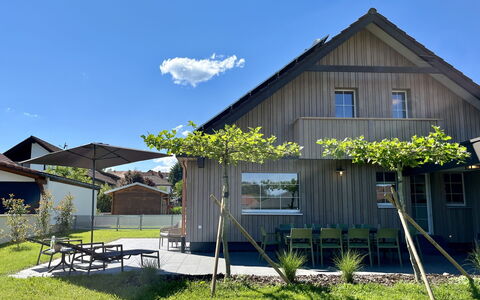 Melvill: Cielo, Planta, Edificio, Nube, Ventana, Sombra, Paisaje Natural, El Terreno Del Lote, Casa, Hierba