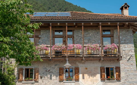 La Meridiana: Pared, Casa, Puerta, Balcón, Cabaña, Cordillera, Valle, Pared De Piedra, Pueblo De Montaña, Planta De Casa