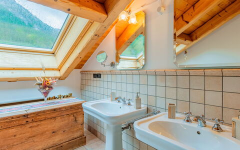 La Meridiana: Espejo, Grifo, Arreglo De Tubería, Lavabo, Propiedad, Lavabo Del Baño, Azul, Baño, Verde, Madera