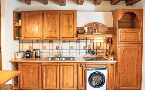 La Meridiana: Cocina, Madera, Mostrador, Gabinetes, Diseño De Interiores, Electrodoméstico, Piso, Mueble, Lavabo, Aparato De Cocina