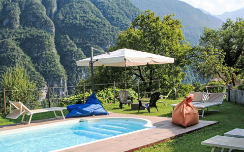 La Meridiana: Agua, Montaña, Piscina, Planta, Verde, Árbol, Sombra, Cielo, Mueble Para Exteriores, Nube