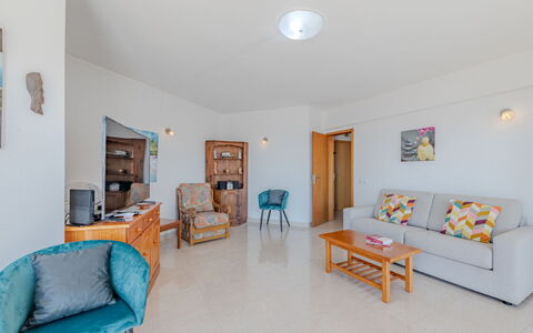Excellent Seafront & Seaview: Piso, Diseño De Interiores, Suelo, Mueble, Techo, Departamento, Silla, Sala, Cocina Y Comedor Mesa