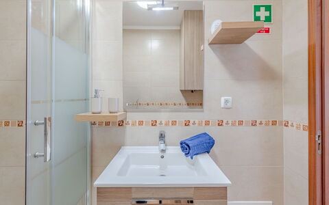 Excellent Seafront & Seaview: Piso, Arreglo De Tubería, Lavabo Del Baño, Baño, Suelo, Diseño De Interiores, Lavabo, Grifo, Mueble De Baño, Plomería