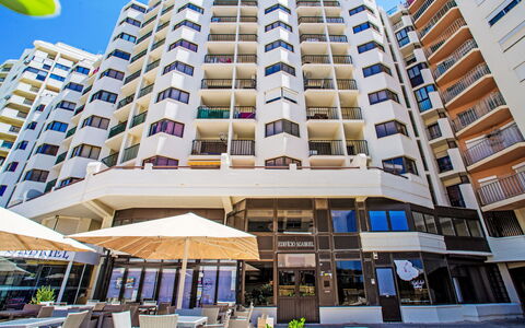 Excellent Seafront & Seaview: Planta, Árbol, Edificio, Nube, Diseño Urbano, Barrio, Ventana, Techo, Fachada, Bienes Raíces