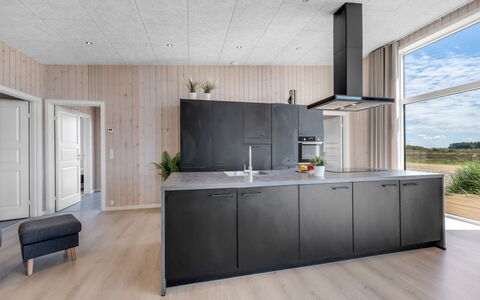 Marius - 400M from the Sea: Cocina, Piso, Mostrador, Madera, Suelo, Diseño De Interiores, Gabinetes, Aparato De Cocina, Mueble, Techo