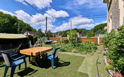 Desná V Jizerských Horách 841: Jardín, Patio Interior, Sombra, Mesa Al Aire Libre, Yarda, Mueble Para Exteriores, Silla, Paisajismo, Patio, Eco Hotel