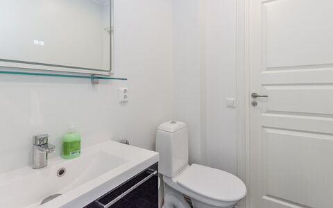 Levähdys: Baño, Piso, Arreglo De Tubería, Diseño De Interiores, Suelo, Asiento Del Baño, Baño, Lavabo Del Baño, Lavabo, Grifo
