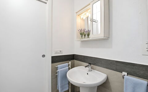La Casa dei Nonni: Pared, Lavabo Del Baño, Arreglo De Tubería, Piso, Diseño De Interiores, Lavabo, Suelo, Baño, Casa, Puerta