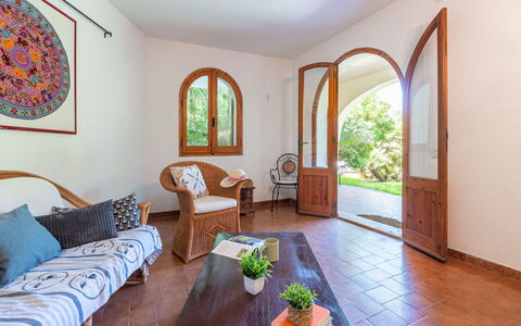 Approdo: Mueble, Mesa, Propiedad, Ventana, Sofá, Edificio, Planta, Azur, Planta De Casa, Madera