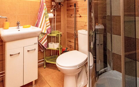 Zacisze Bałtyku: Asiento Del Baño, Baño, Arreglo De Tubería, Lavabo Del Baño, Baño, Madera, Diseño De Interiores, Piso, Lavabo, Suelo