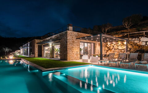 Villa Paradise: Agua, Propiedad, Piscina, Cielo, Azur, Planta, Edificio, Arquitectura, Árbol, Ocio