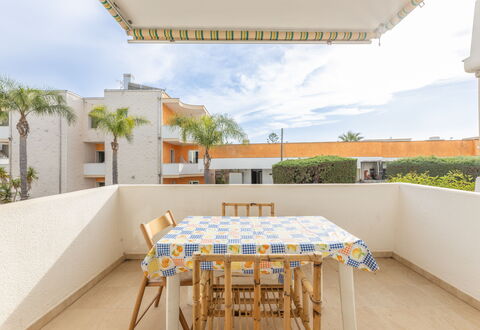 Apartment Living In Baia Verde - Gallipoli: Cielo, Mesa, Nube, Propiedad, Edificio, Azur, Silla, Sombra, Diseño De Interiores, Arquitectura