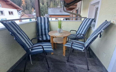 Hollersbach im Pinzgau 14: Mueble, Edificio, Planta, Madera, Silla, Diseño De Interiores, Sombra, Mueble Para Exteriores, Porche, Ventana