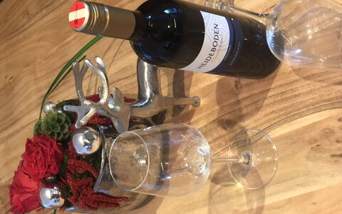 Hollersbach im Pinzgau 14: Botella, Drinkware, Vajilla, Barware, Vino, Stemware, Mesa, Copa De Vino, Botella De Vidrio, Bebida Alcohólica
