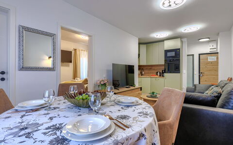 Darja: Mesa, Mueble, Propiedad, Sofá, Azur, Madera, Sala, Diseño De Interiores, Suelo, Comodidad