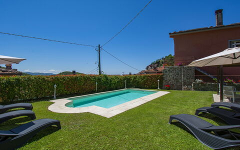 Nide: Cielo, Planta, Piscina, Edificio, Sombra, Mueble Para Exteriores, Hierba, Rectángulo, Ocio, Paisaje