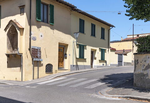 Florentine Careggi Loft: Cielo, Propiedad, Ventana, Edificio, Superficie De La Carretera, Árbol, Barrio Residencial, Casa, Asfalto, Planta
