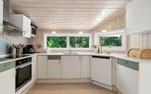 Nea - 600M from the Sea: Cocina, Mostrador, Diseño De Interiores, Madera, Techo, Piso, Aparato De Cocina, Electrodoméstico, Gabinetes, Suelo