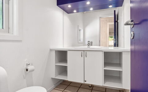 Nea - 600M from the Sea: Arreglo De Tubería, Piso, Lavabo, Baño, Diseño De Interiores, Suelo, Lavabo Del Baño, Mueble De Baño, Grifo, Plomería