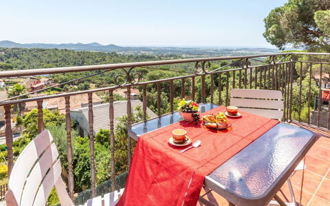 Panoramic: Mueble Para Exteriores, Silla, Balcón, Mesa Al Aire Libre, Cerca, Eco Hotel, Yarda, Cocina Y Comedor Mesa, Patio Interior