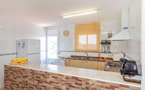 Panoramic: Madera, Piso, Mostrador, Suelo, Diseño De Interiores, Cocina, Mueble, Casa, Techo, Gabinetes