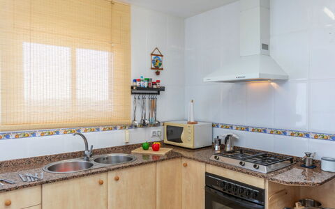 Panoramic: Cocina, Mostrador, Aparato De Cocina, Electrodoméstico, Diseño De Interiores, Piso, Fregadero, Suelo, Gabinetes, Habitación
