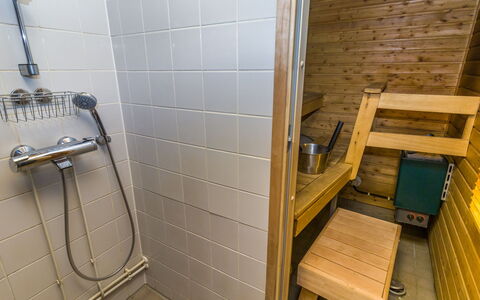 Rukaköngäs 27: Madera, Piso, Suelo, Arreglo De Tubería, Plomería, Material Compuesto, Baño, Grifo, Habitación, Manchas De Madera